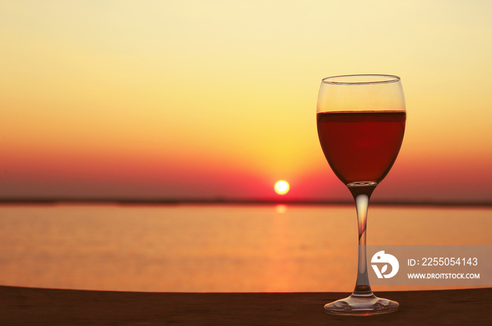 日落背景下的一杯红酒