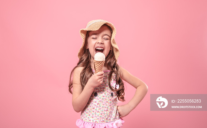 一个快乐的小女孩的画像，彩色背景上有冰淇淋