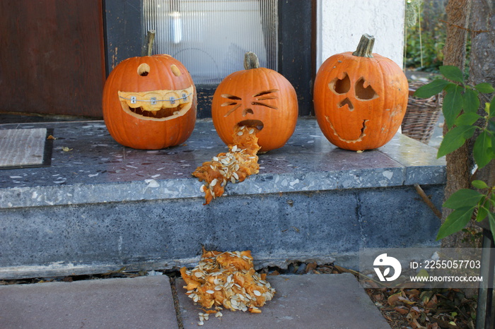 Drei lustige Kürbisse an Halloween