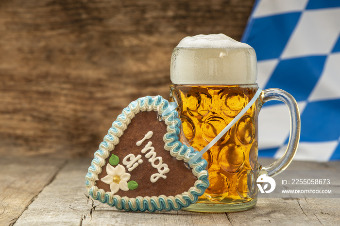 Maßkrug mit Bier und Schokoladenherz auf dem Oktoberfest in München