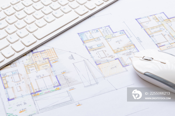 住宅設計図面とパソコン