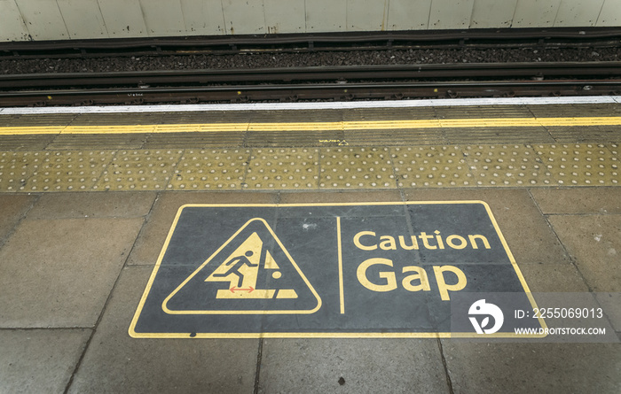 注意伦敦地铁站站台边缘的空隙标志