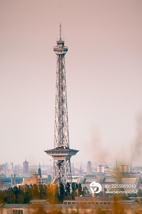 Funkturm zu Berlin / Betrachtung vom Drachenberg