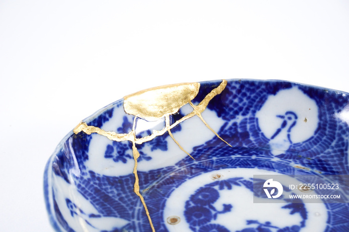 Antique white and blue Japanese plate, real gold restoration.