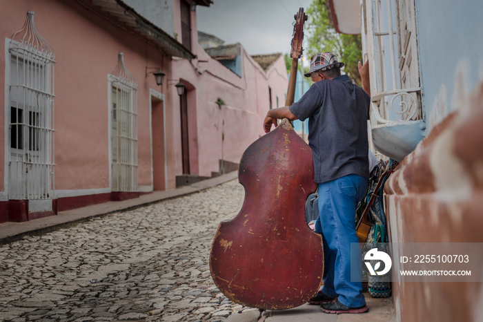 Músicos callejeros en Cuba, Trinidad.