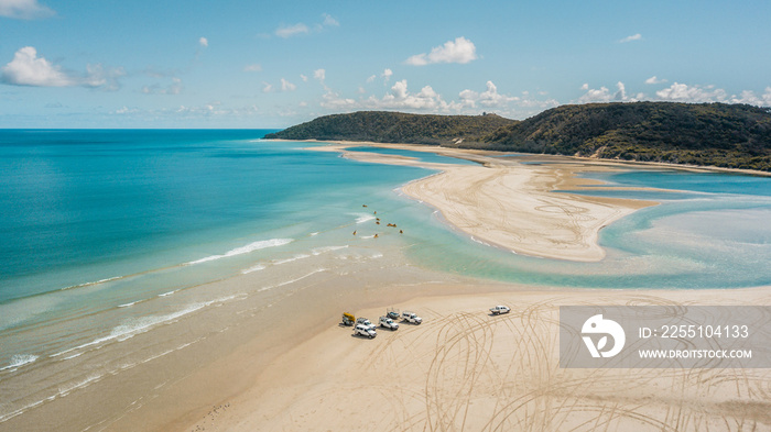 Vista aérea da praia em Double Island Point, em Noosa Heads, Austrália.