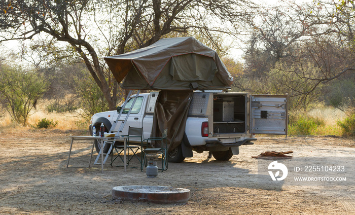 Offroad 4x4 vehicle with tent in the roof