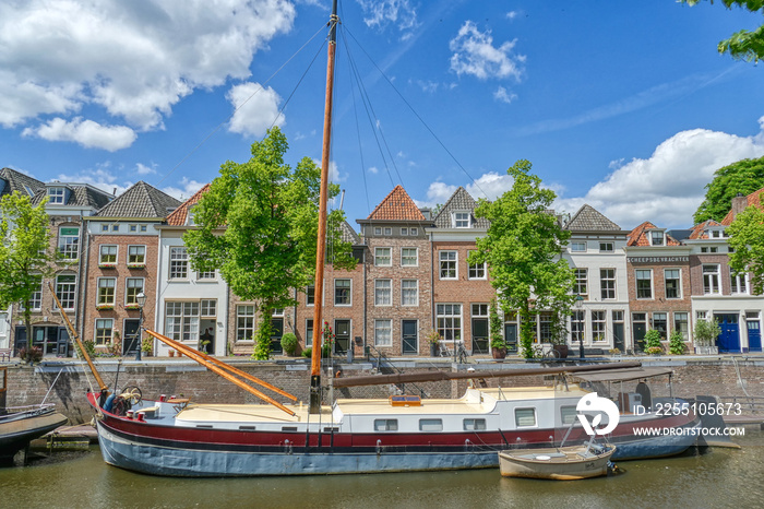 Kanal, Schiff und historische Häuser in s’Hertogenbosch