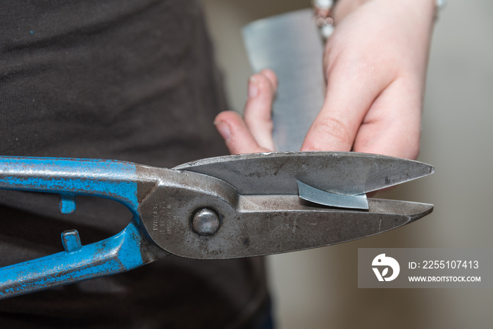 Handwerker arbeitet mit Blechschere - Detail