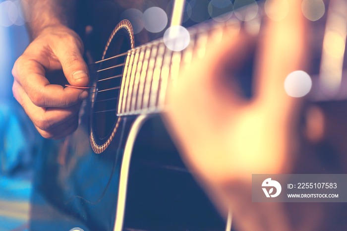 Detalle de guitarrista y guitarra acustica. Fondo de música e instrumentos musicales