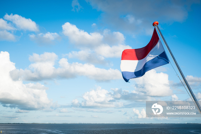 Flagge der Niederlande an einem Fahnenmast