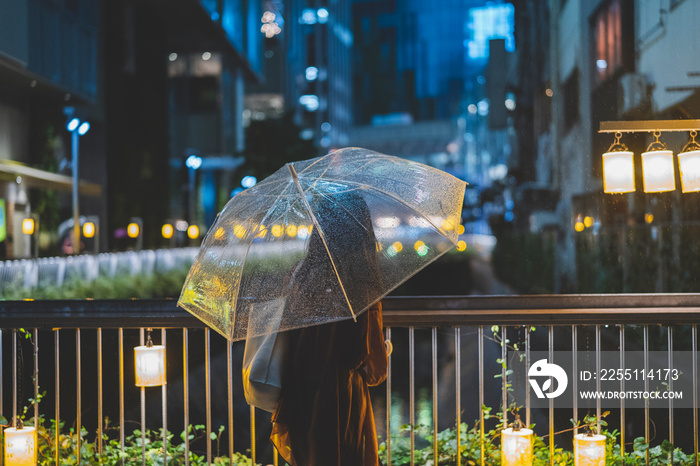 雨の都会の女性