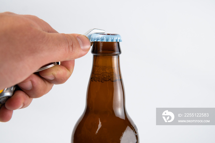 opener open a beer bottle