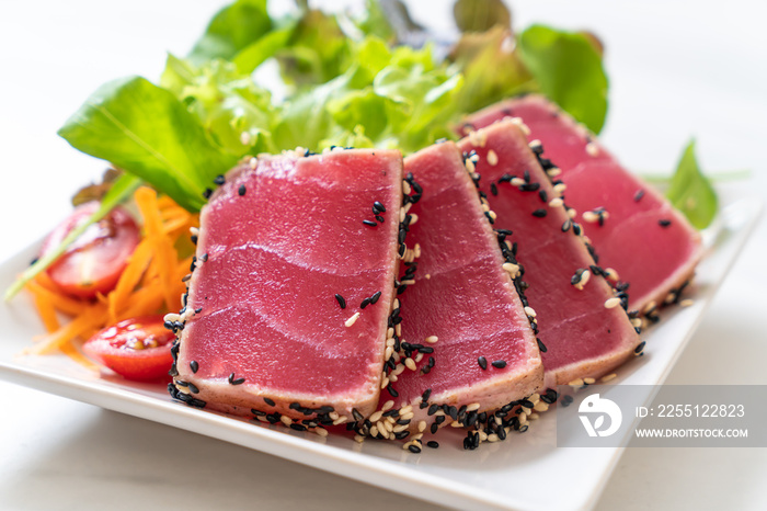 fresh tuna raw with vegetable salad