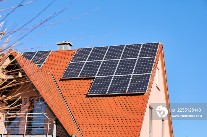 Photovoltaikanlage auf rotem Hausdach