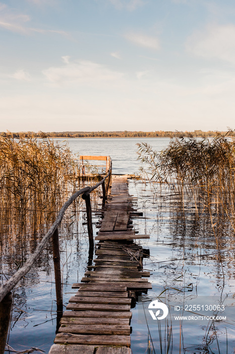 Drewniany pomost nad jeziorem, mglisty poranek nad jeziorem z pomostem, ławeczka nad jeziorem, wschód słońca nad jeziorem z pomostem