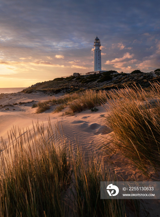 Luces de atardecer sobre el faro de Trafalgar, Caños de Meca, Cádiz, Andalucía, España