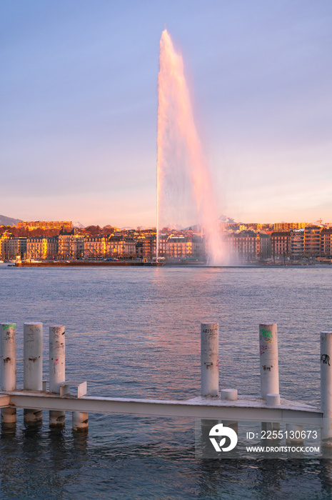 le jet d’eau de Genève au coucher du soleil