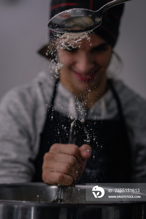 Persona joven con vestimenta de cocina en escuela