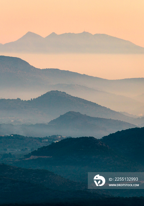 Amanecer brumoso con vistas al Desierto de las Palmas, visto desde la Sierra Calderona de Valencia