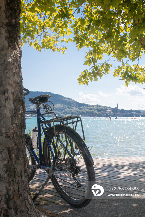 Vélo devant le lac d’Annecy