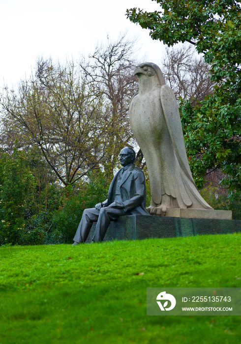 Estatua de Calouste Gulbenkian en los jardínes del Museo Gulbenkian, Plaza de España, Ciudad de Lisboa, Portugal, Península Ibérica, Europa