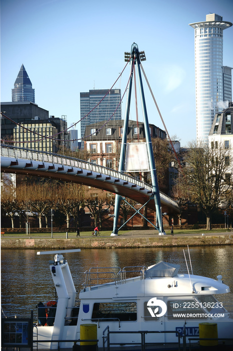 Polizeieinsatz bei Bombenbergung  / Ein Polizeiboot liegt am Ufer des Mains an der Holbeinsteg-Brücke in Frankfurt.