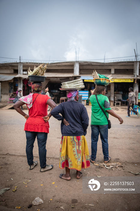 African women work with baskets of food resting on their heads