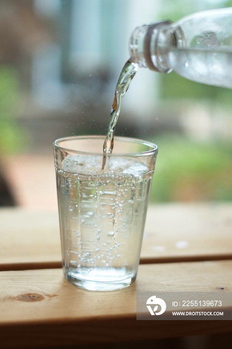 コップに炭酸水を入れる