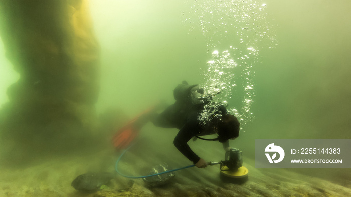 Proffesional diver clean a tank on the Aquarium.