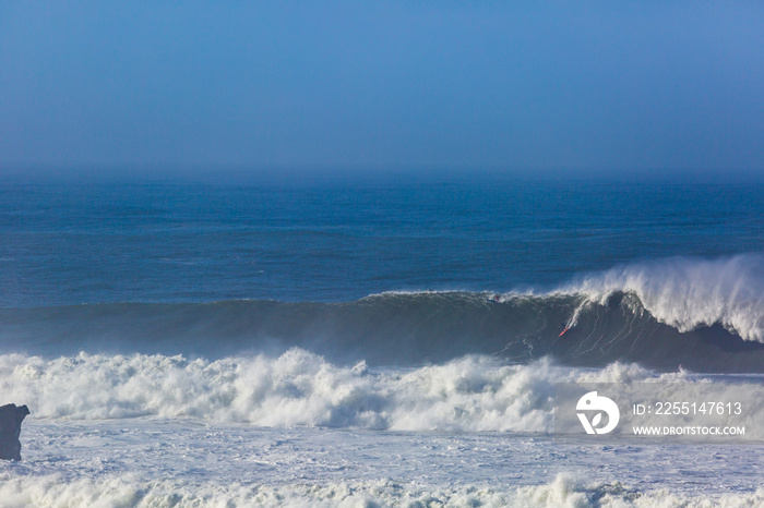 Big Waves Breaks at Mavericks surf spot