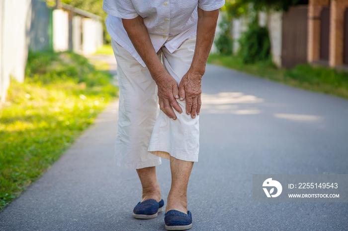 The grandmother has an old woman knee pain. Selective focus.