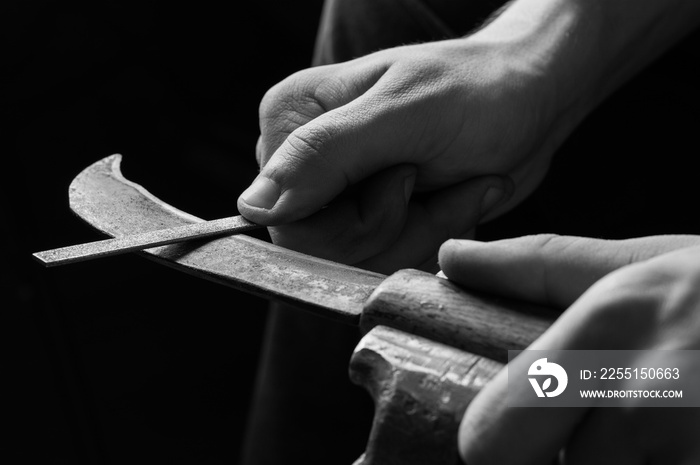 knife in a vise, knife sharpening