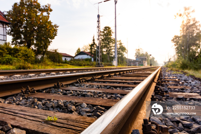 Bahngleise mit Kiesbett im Sonnenaufang