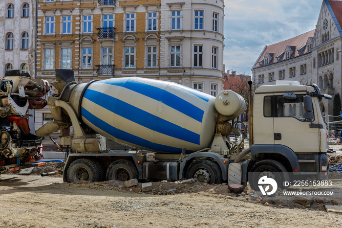 Betonomieszarka na miejskiej drodze w trakcie budowy drogi.