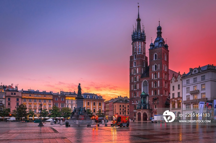 Rynek Główny w Krakowie z Kosciołem Mariacki, o wschodzie słońca