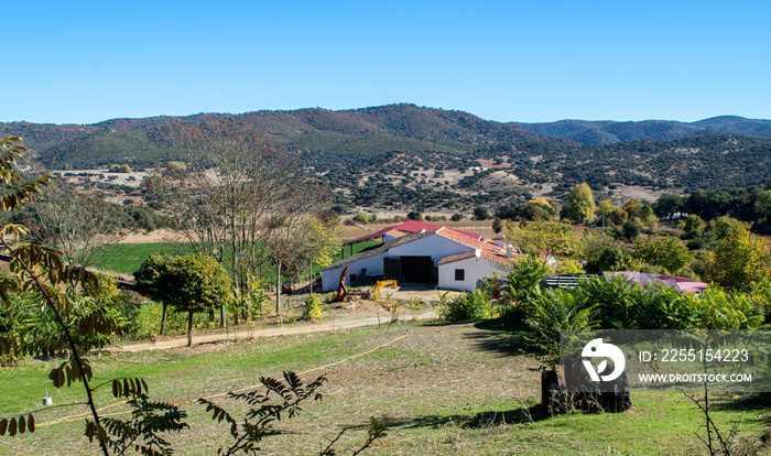 Vista panorámica en las montañas al norte de Sevilla con una casa de campo en el medio, Cazalla de la Sierra, Sevilla