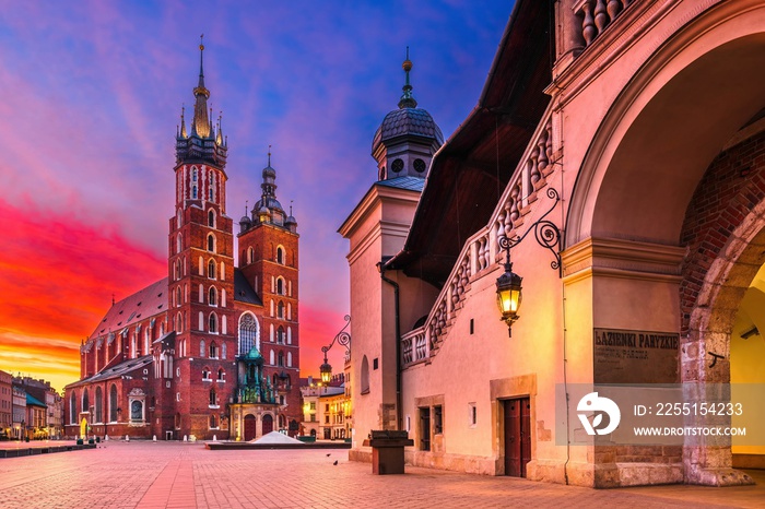 Rynek Główny i Kościół Mariacki w Krakowie o poranku