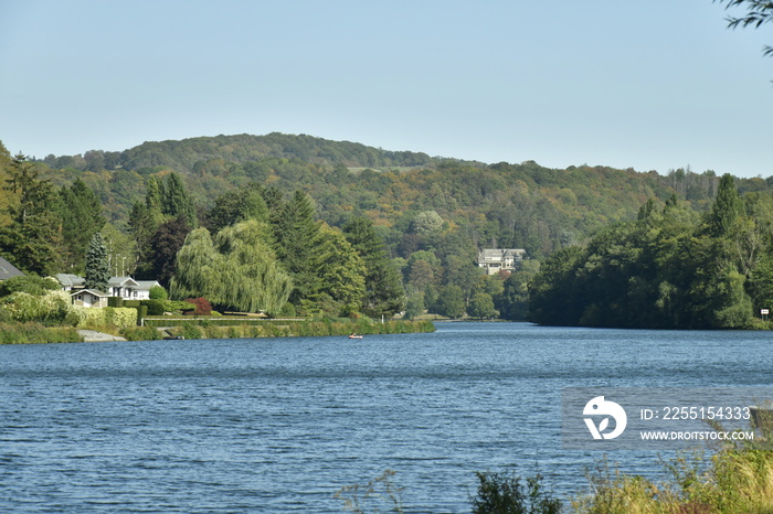 Effet de vent sur la Meuse dans une vallée verdoyante entre Lustin et Godinne