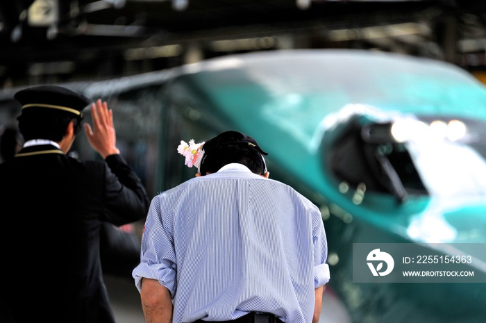 新幹線と駅員