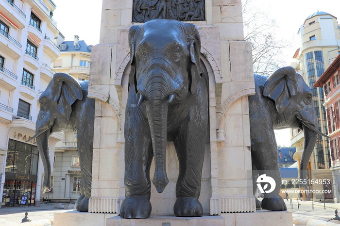 VILLE DE CHAMBERY - SAVOIE - FONTAINE DES ELEPHANTS - LES QUATRE SANS CULS