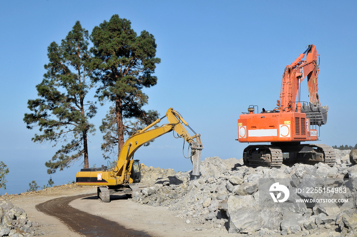 Retroexcavadoras trabajando en la construcción de una autovía en el norte de Tenerife, Canarias