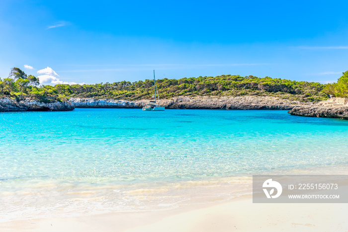 Cala Mondragó im Parc natural de Mondragó einem Naturschutzgebiet im Südosten der spanischen Baleareninsel Mallorca.