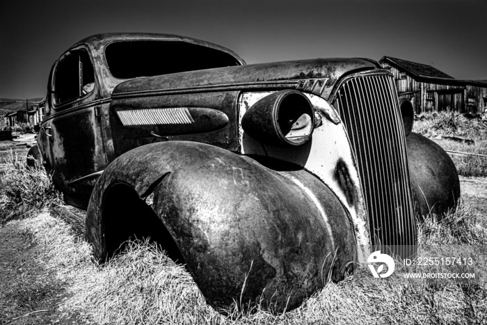 Oldtimer in Geisterstadt Bodie Kalifornien USA  in schwarz-weiss