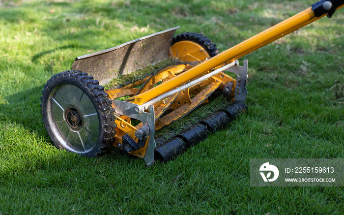 Lawn mower for cutting the grass manually