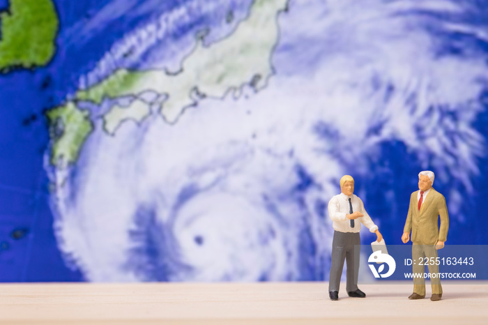 巨大台風の接近について対策を話す人々