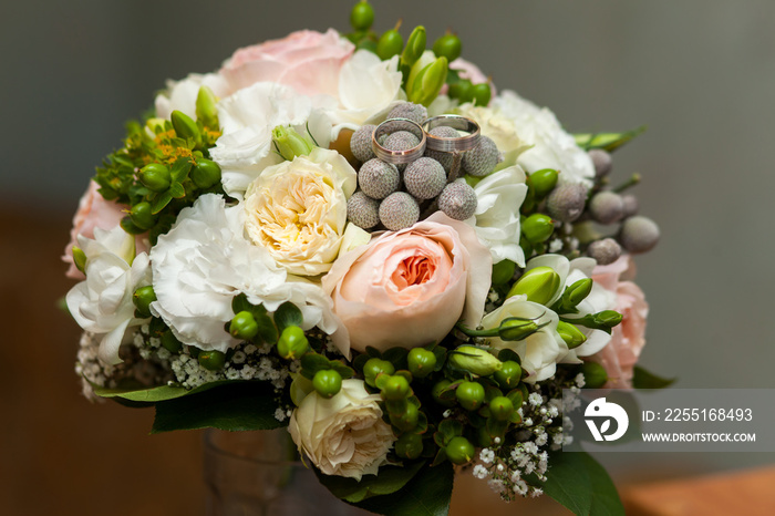 Wedding rings and wedding boquet in rustick stule