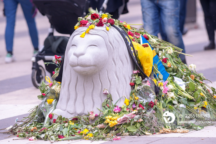 Flowers on the head of an concrete lion on Drottninggatan after the terror attack on the 7th of april.