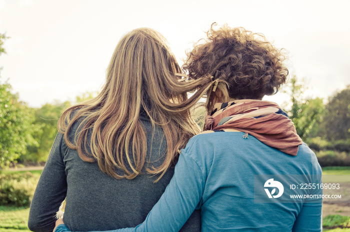 Rücken zweier junger Frauen, die ihre Haare verbunden haben