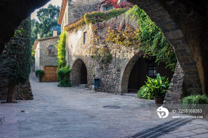 Rincones y localizaciones del pequeño pueblo de Monells, en la provincia de Girona, al noreste de Catalunya